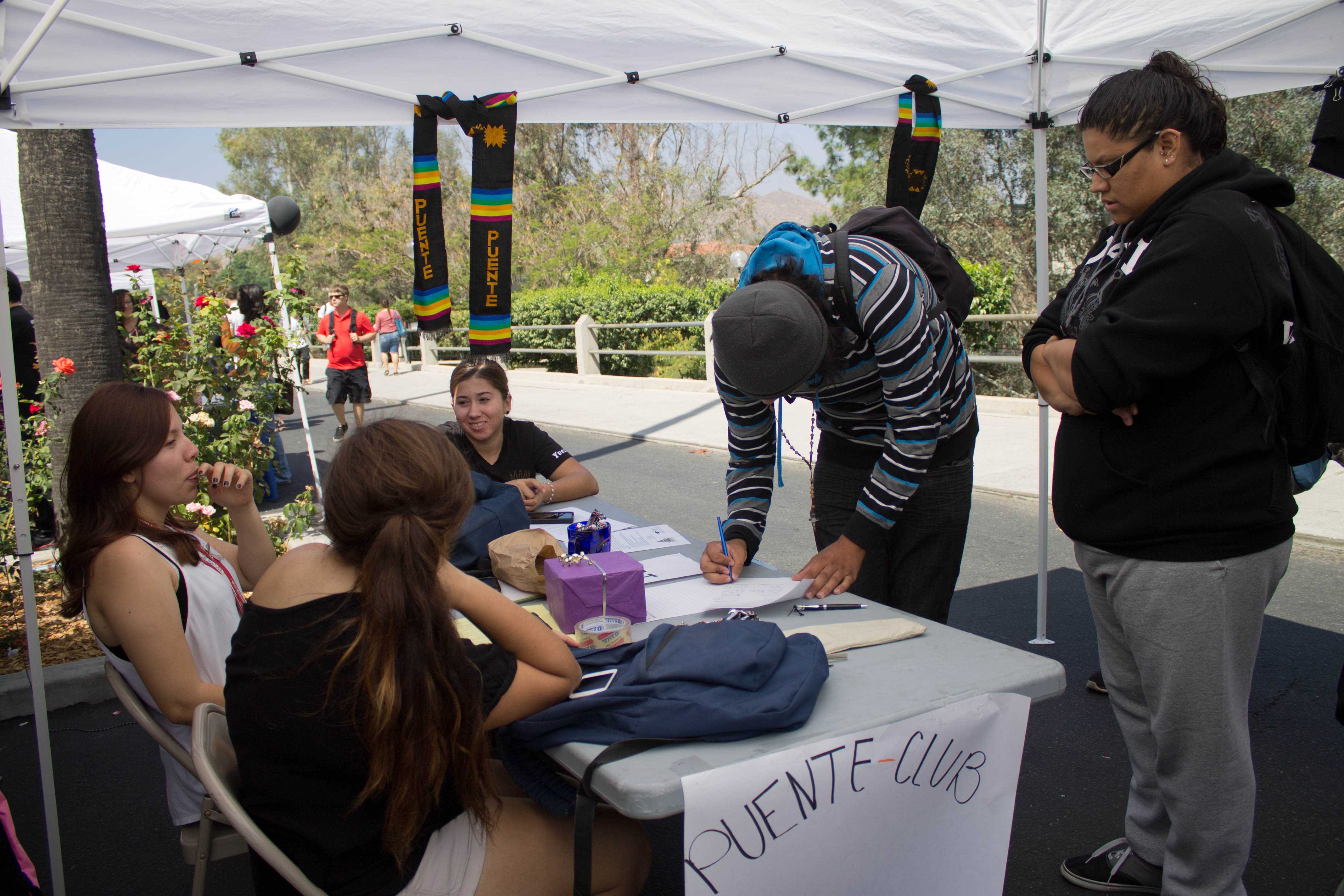 Riverside City College students signing up for the Puente Club during Club Rush on Sept. 17. (Luis Solis | Asst. Photo Editor)