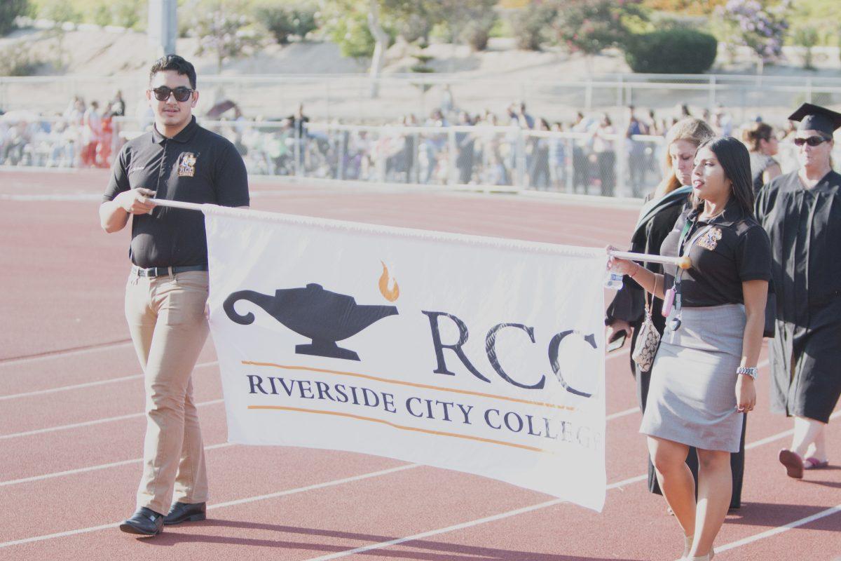 ASRCC members Nigel Item and Rahkee Uma guide RCC graduates into the Wheelock Stadium. Alexis Naucler | Viewpoints