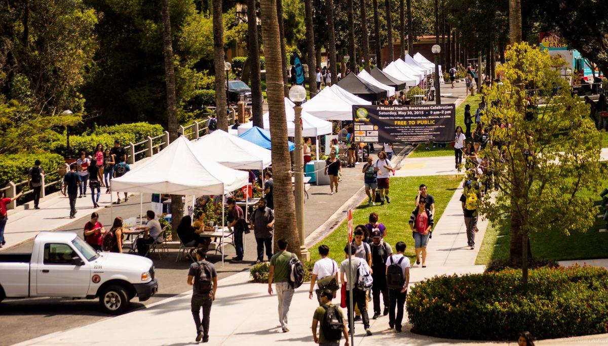 Students head toward Club Rush on Terracina Drive on Sept. 9.
VICTOR DURAN | VIEWPOINTS
