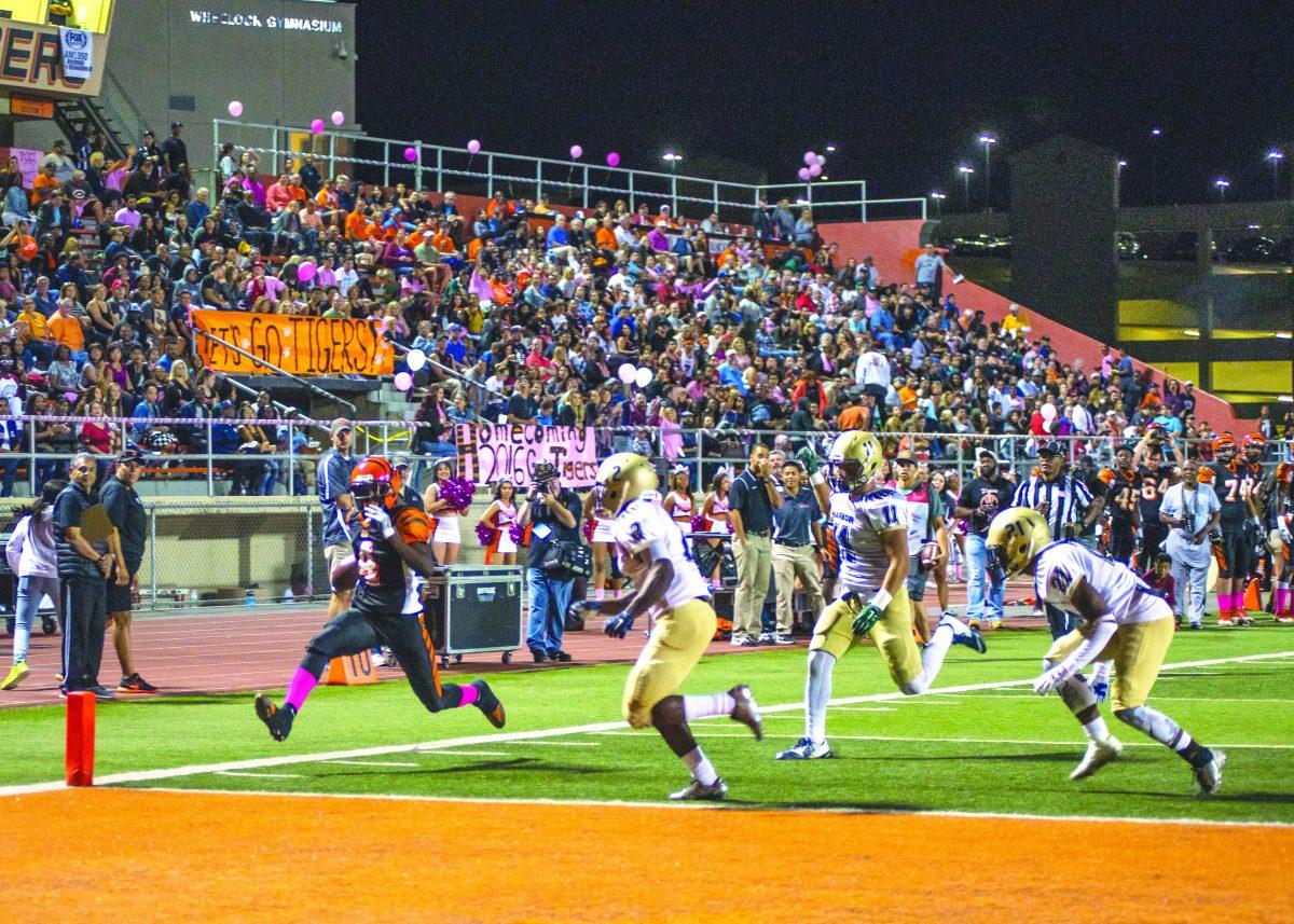 Wide receiver Darius Hunter scores after catchig a 21 yard throw from quarterback, Collyn Anderson in the first half of Riverside City College’s homecoming game versus LA Harbor on Sat. Oct. 22. (Stacy Soriano | Viewpoints)