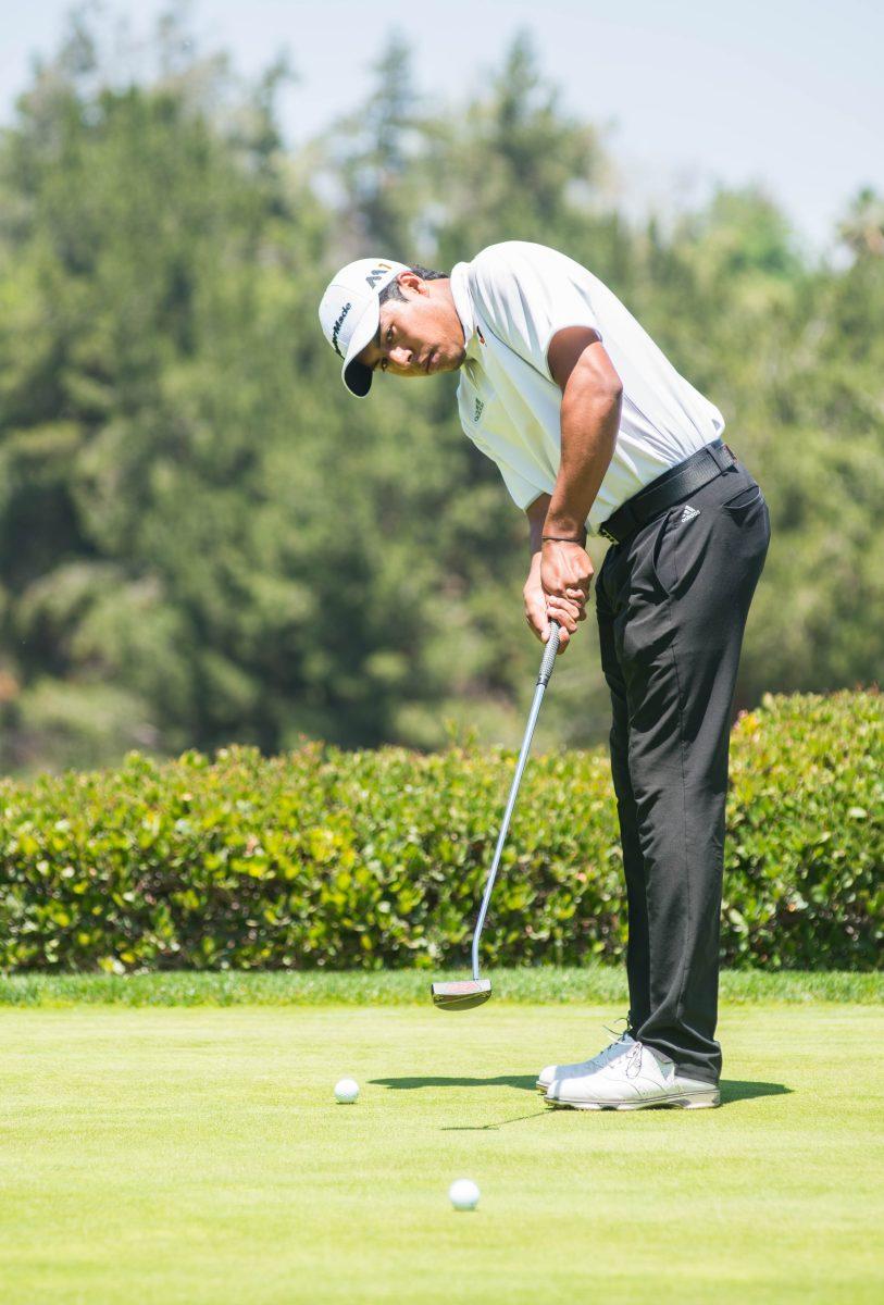 Sophomore and golfer for Riverside City College Everett Najera putts the ball at Victoria Park Golf Club on May 18. (Stacy Soriano | Viewpoints)