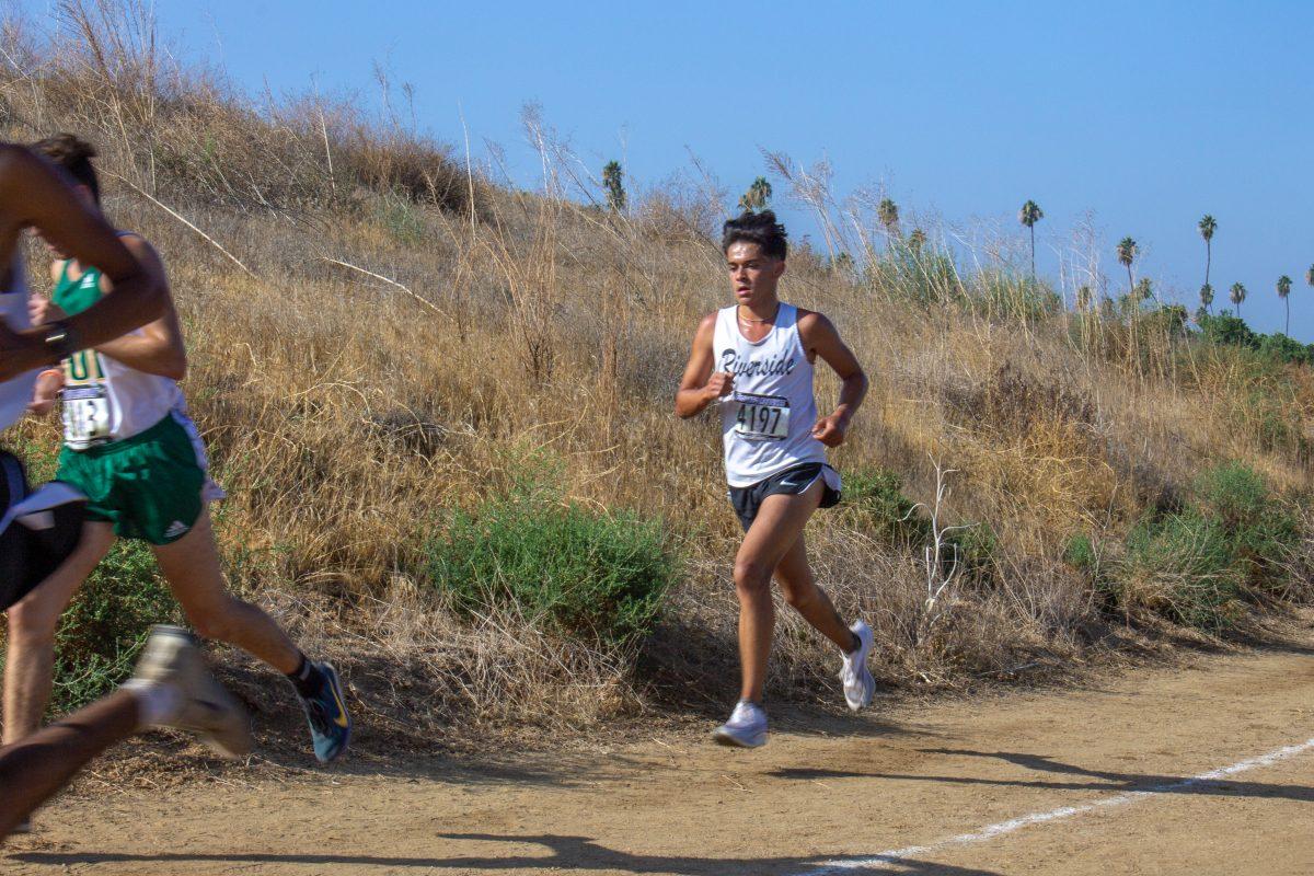 Jordan Wilson, Sophomore at RCC, looks to make up positions on the final 200 meters of the UCR Ag/Ops course. (Brian Calderon | Viewpoints)