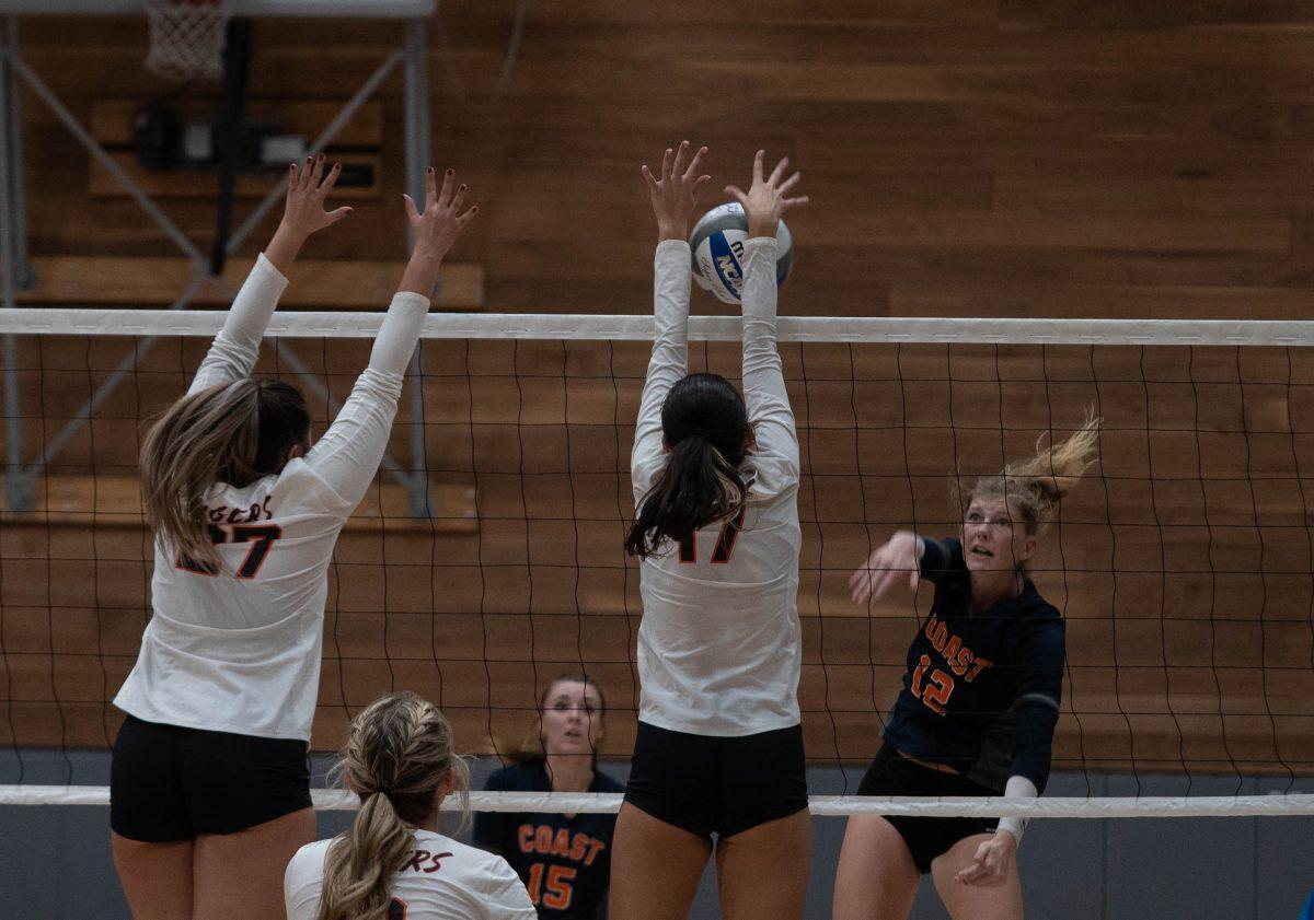 Kayla Brown (left) and Miranda Gates block an incoming attack from Summer Hanks, Orange Coast College's outside hitter Oct. 1. (Daniel Hernandez | Viewpoints)