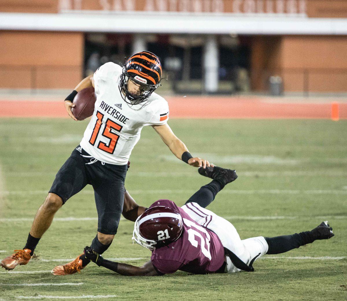 Jordan Barton (15) brushes off Aaron Smith's (21) attempted tackle Oct. 23. (Daniel Hernandez | Viewpoints)