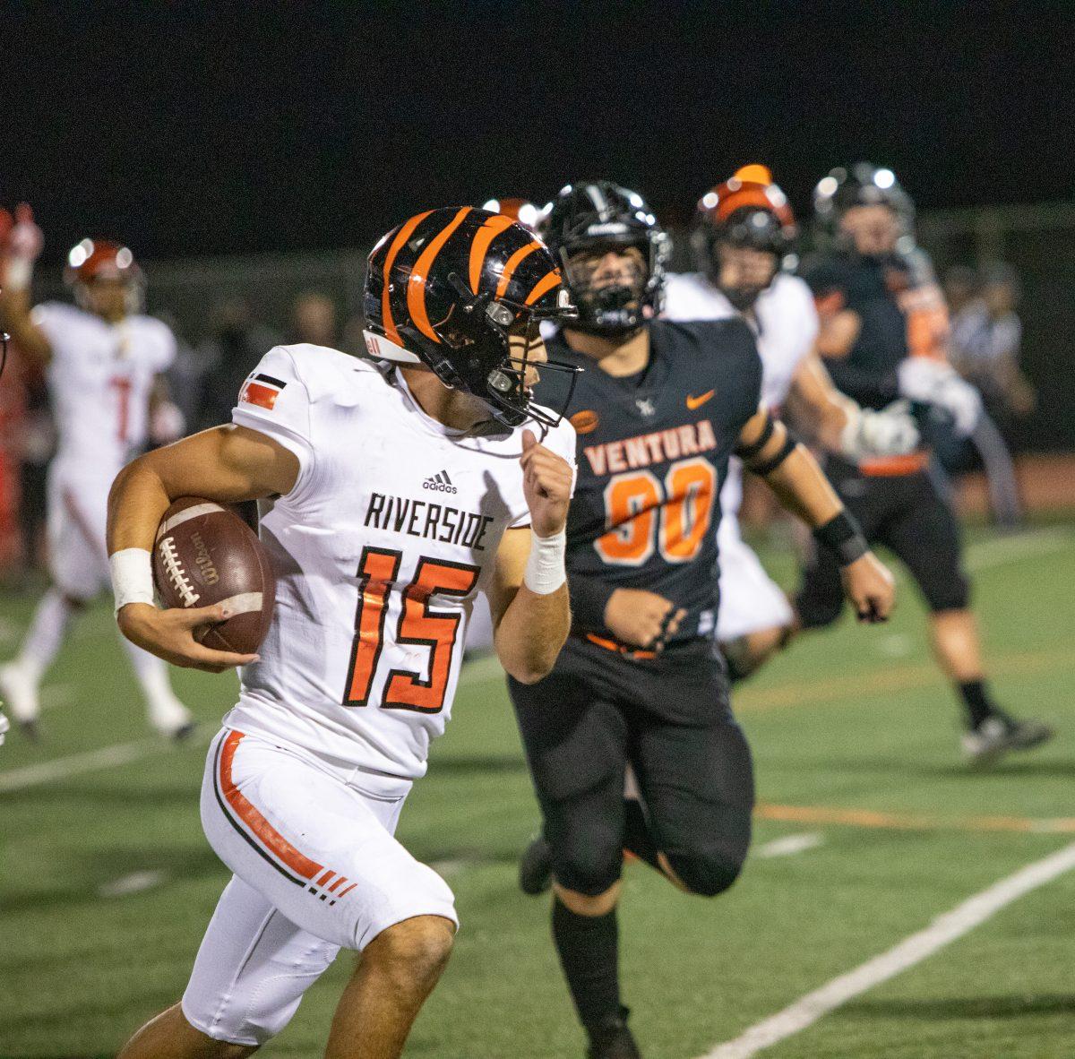 QB Jordan Barton (15) rushes for 23 yards to score the opening touchdown in the 41-21 victory over Ventura in the SCFA semi-final playoff Nov. 27 at Ventura College. (Brian Calderon | Viewpoints)