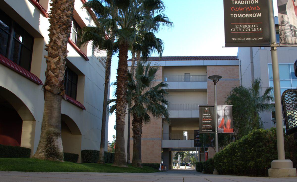 The walkways between the Digital Library and the Math and Science Building at Riverside City College lay empty during winter intersession finals week on Feb. 7. (Leo Cabral | Viewpoints)