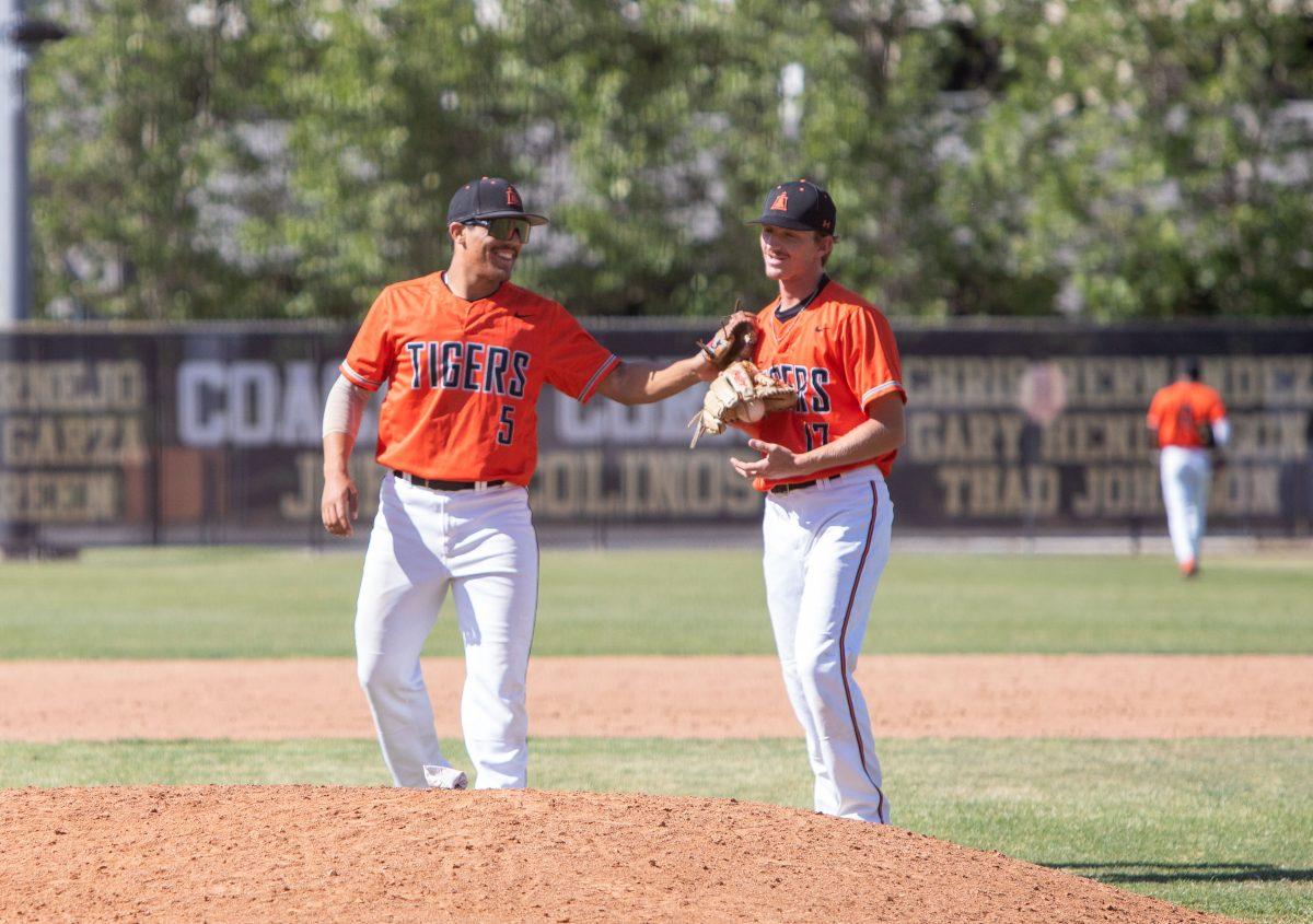 Freshan Third baseman Ignacio Alvarez (left) congratulates freshman pitcher Jon Mocherman (right) in between innings. photo by Daniel Hernandez, Viewpoints