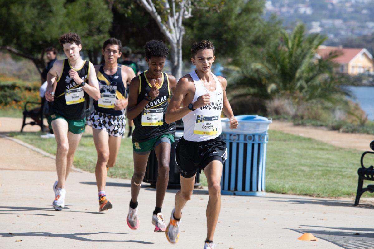 Sophomore Gavyn Condit runs with confidence at the Manny Bautista Invitational on Oct. 7 2022. Hayden Kulick | viewpoints
