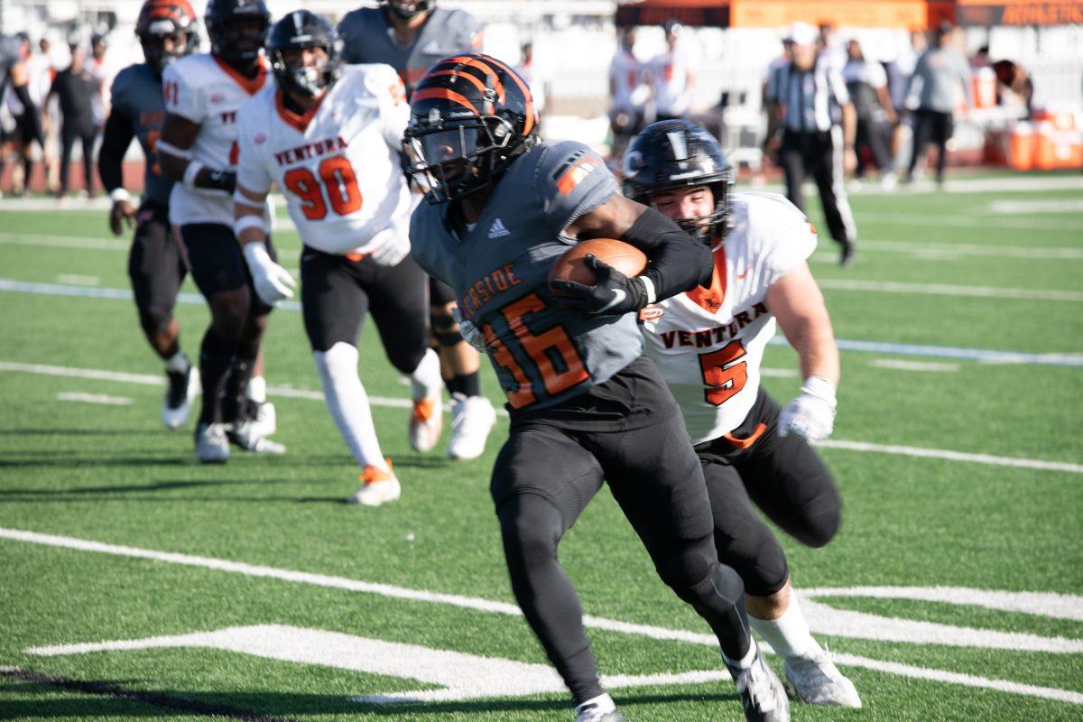 Running back Elijah Ugorji sprints past a Ventura defender at San Bernardino Valley College on Nov. 26.