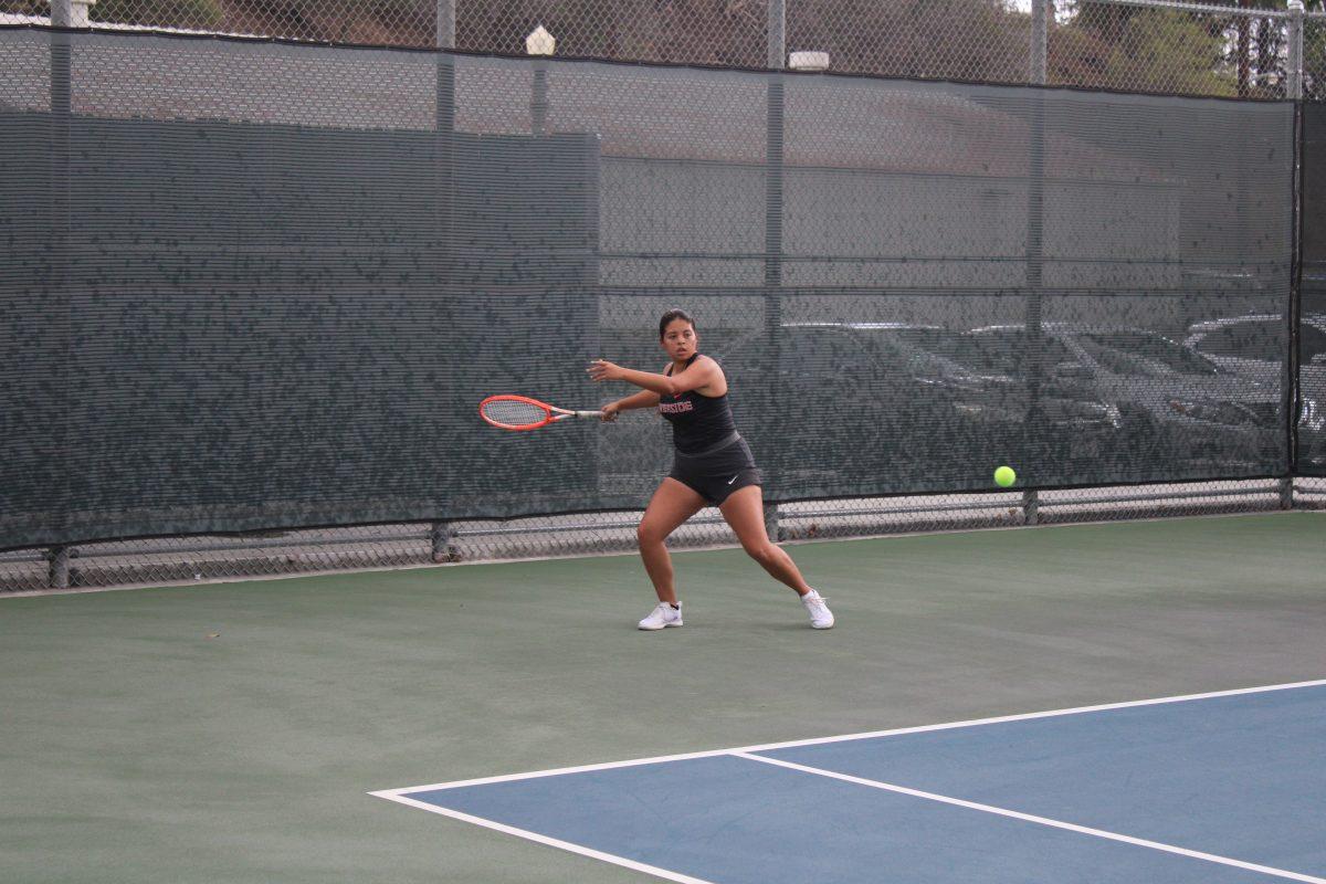 Freshman Christa McDowell prepares to return the ball on Feb. 28 at the Fran Bushman Tennis Courts. Photo by Jesus Coronel, Viewpoints.