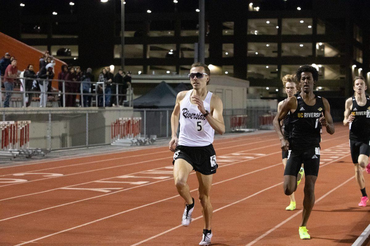 Kyle Reden out kicks Ashraf Abdelmagid in the final 100-meters of the 800-meter run during the RCC Invitational on March 3. (Ilani Cervantes | Viewpoints)