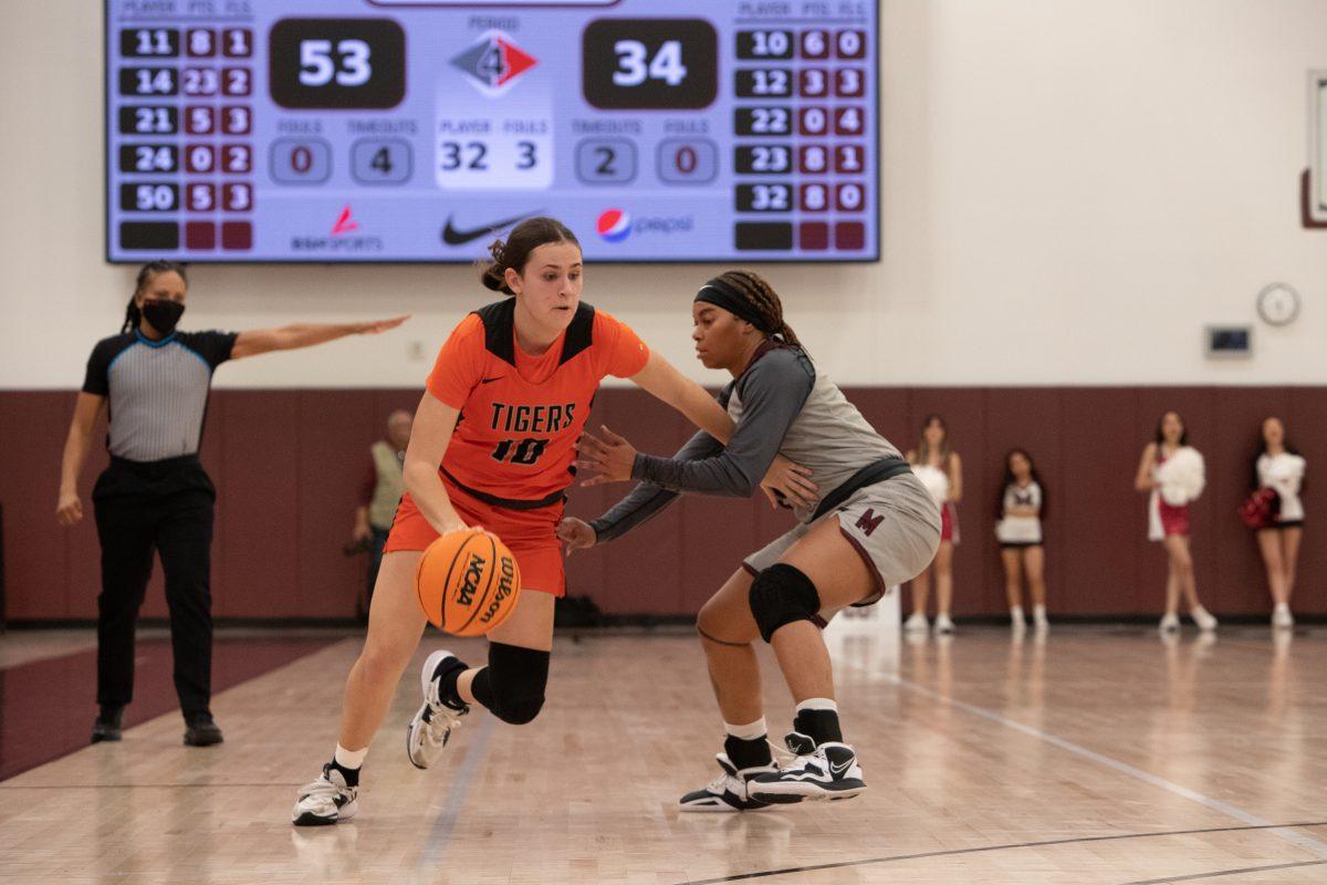 Ashley Smith drives baseline early in the fourth quarter during the CCCAA Southern California Semi Final on March 4. The Tigers would go on to lose the game 66-54. (Photos by Hayden Kulick | Viewpoints)